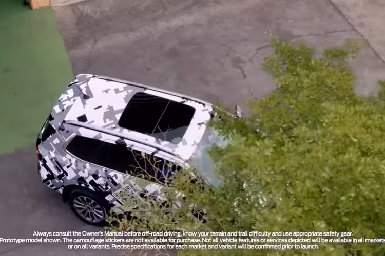 Chưa hết, Ford Everest 2022 còn được trang bị nắp ca-pô và nóc xe phẳng. Trong khi đó, thiết kế bên sườn lại khá gọn gàng, đi với bệ bước chân cỡ lớn và chắn bùn vuông vắn, mang đến ngoại hình rắn rỏi hơn cho xe. Đằng sau, mẫu SUV cỡ trung này được được bổ sung thiết kế đuôi xe hoàn toàn mới với cụm đèn hậu LED hình chữ "C", tạo sự tương đồng với đèn pha. Đó là chưa kể đến cửa cốp sau hoàn toàn mới và hốc đèn phản quang hình tam giác.