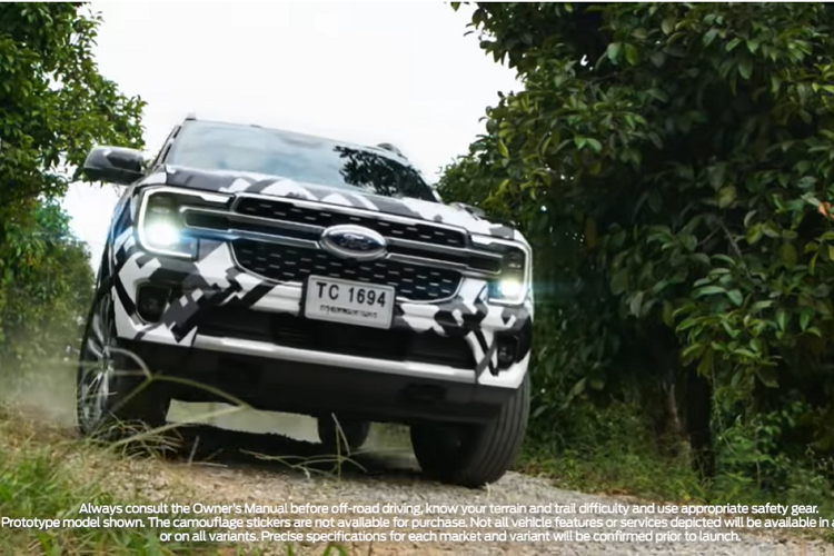 Bên trong Ford Everest 2022 là không gian nội thất dự kiến sẽ giống với Ranger mới. Hãng Ford sẽ làm mới một số chi tiết trong xe như núm xoay chuyển số trên cụm điều khiển trung tâm, vô lăng và bảng đồng hồ kỹ thuật số. Nhiều khả năng xe cũng được trang bị màn hình trung tâm nằm dọc với kích thước lên đến 12 inch mới, phục vụ hệ thống thông tin giải trí SYNC 4 giống Ford Ranger 2022.