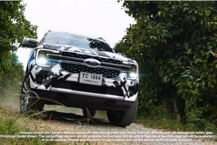 Bên trong Ford Everest 2022 là không gian nội thất dự kiến sẽ giống với Ranger mới. Hãng Ford sẽ làm mới một số chi tiết trong xe như núm xoay chuyển số trên cụm điều khiển trung tâm, vô lăng và bảng đồng hồ kỹ thuật số. Nhiều khả năng xe cũng được trang bị màn hình trung tâm nằm dọc với kích thước lên đến 12 inch mới, phục vụ hệ thống thông tin giải trí SYNC 4 giống Ford Ranger 2022.