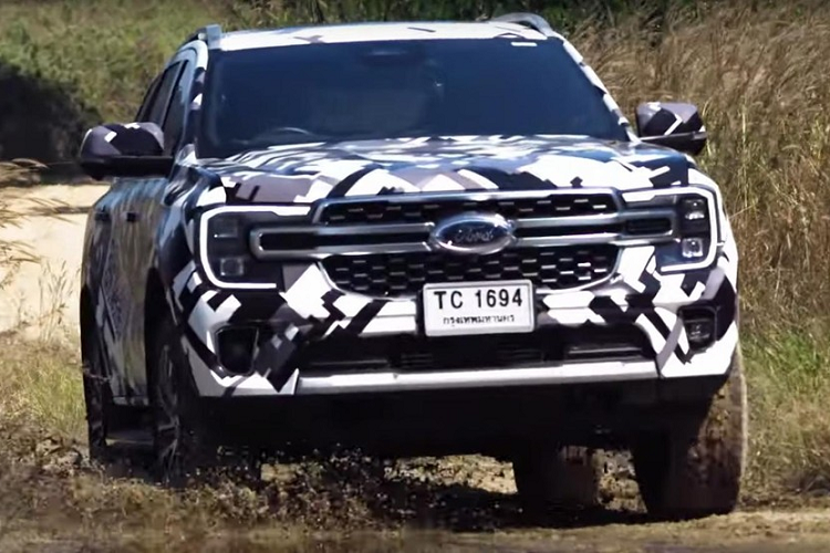 Vào cuối tháng 11 vừa qua, hãng Ford đã chính thức vén màn thế hệ mới của dòng xe bán tải Ranger. Dự kiến, trong thời gian tới hãng xe Mỹ sẽ tiếp tục giới thiệu Ford Everest thế hệ mới với khách hàng toàn cầu. Điều này không có gì bất ngờ vì hai mẫu xe này vốn dùng chung cơ sở gầm bệ. Trước thời điểm đó, hãng Ford đã tung ra đoạn video hé lộ thiết kế của Everest thế hệ mới. Đoạn video này cho thấy mẫu SUV cỡ trung đang trong giai đoạn phát triển cuối cùng.