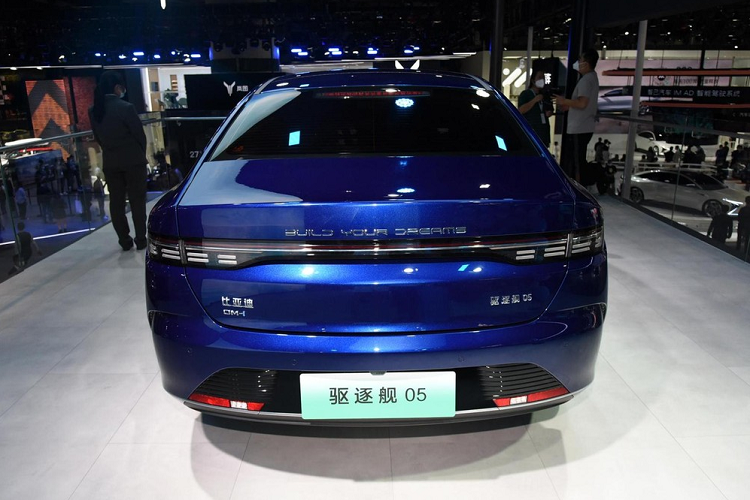 Đối với kích thước thân xe, các chiều dài, rộng, cao của BYD Destroyer 05 2022 mới lần lượt là 4.780 mm, 1.837 mm, 1.495 mm, trong khi trục cơ sở dài 2.718 mm. Về sức mạnh, xe mới sẽ được trang bị hệ thống truyền động plug-in hybrid 1.5 lít DM-i, cho công suất cực đại 110 mã lực, tương đương với mẫu xe BYD Qin Plus DM-i.