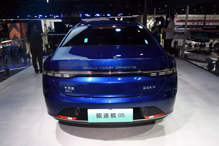 Đối với kích thước thân xe, các chiều dài, rộng, cao của BYD Destroyer 05 2022 mới lần lượt là 4.780 mm, 1.837 mm, 1.495 mm, trong khi trục cơ sở dài 2.718 mm. Về sức mạnh, xe mới sẽ được trang bị hệ thống truyền động plug-in hybrid 1.5 lít DM-i, cho công suất cực đại 110 mã lực, tương đương với mẫu xe BYD Qin Plus DM-i.