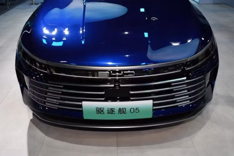 Cụ thể, mẫu xe mới có kiểu dáng lưới tản nhiệt đa giác kích thước lớn phía trước, đi kèm LOGO mới của BYD, và các hốc hút gió dọc kích thước lớn ở hai bên. Tất cả đều góp phần khiến chiếc xe trở nên thể thao, năng động và để lại ấn tượng ban đầu tốt. 