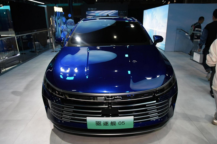 Ở phương diện ngoại hình, mẫu xe sedan BYD Destroyer 05 tỏ ra nổi bật với ngôn ngữ thiết kế hoàn toàn mới, khác hẳn với phong cách thiết kế của các mẫu xe dòng Dynasty và e hiện có của BYD.