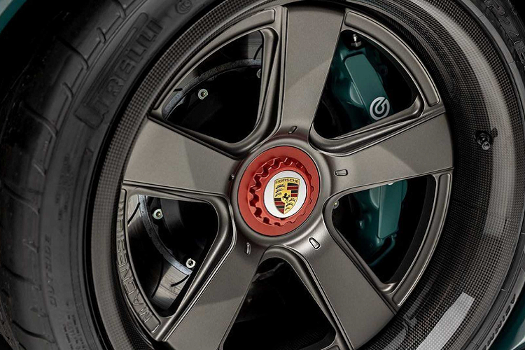 Ngoài ra, xe được trang bị hệ thống ghế đua với khung carbon. Khoang nội thất của xe được bọc da kết hợp giữa màu cam điểm xuyết với một số chi tiết da bọc màu xanh lá cây đem lại một không gian nội thất đầy phong cách thể thao cho phiên bản độ cá tính. Cửa sổ bên của phiên bản độ được thừa hưởng từ mẫu 964 Speedster ghép với cửa không khung.