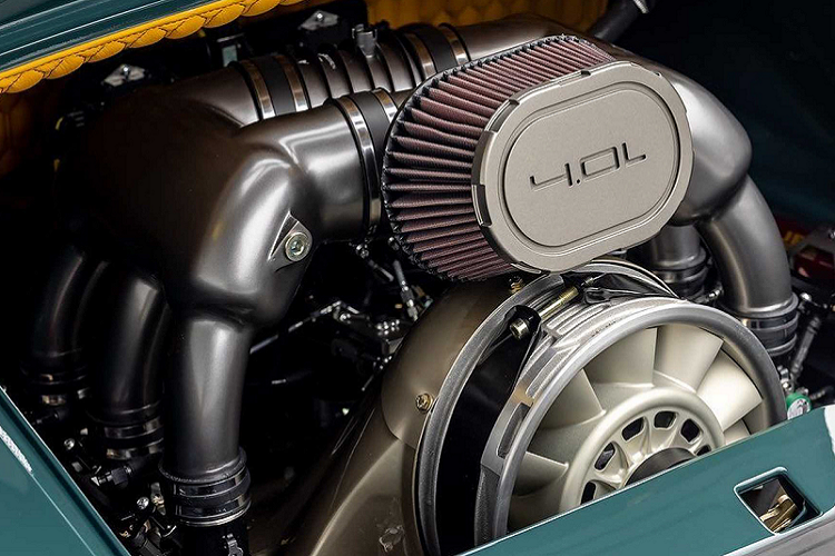 Xe được trang bị nắp capo mới nhẹ hơn 25% cùng phần nắp động cơ phía sau được sửa đổi với phần lưới tản nhiệt mới cũng như cánh gió dạng Ducktail cỡ lớn. Dải đèn chiếu sáng phía sau của xe cũng đã được thay thế thành dạng đèn LED hiện đại cho phiên bản độ.