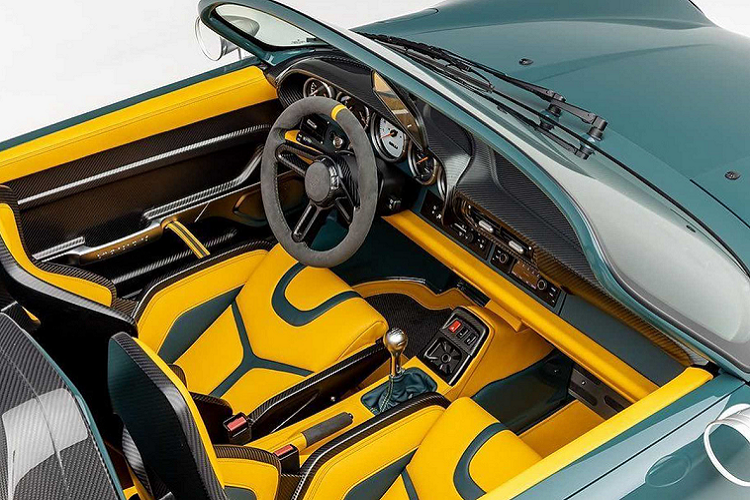 Porsche 993 Speedster hiện đạt độ cứng xoắn 8.200 pound (so với 3.500 pound của Porsche 993 Cabriolet và 5.200 pound của 993 coupe). Khoang nội thất của phiên bản độ vẫn được giữ lại với những thiết lập nguyên bản nhưng hầu hết các chi tiết được thay mới cũng như thiết kế lại. Mặt trên của táp lô đã được thay thế hoàn toàn bằng chất liệu carbon.