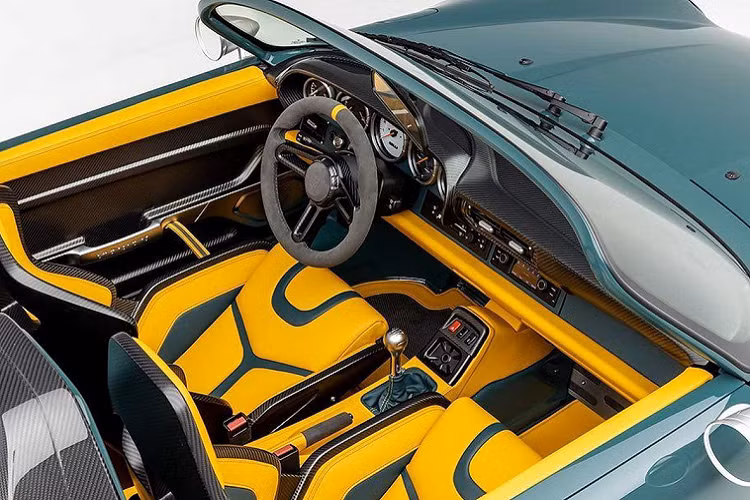 Porsche 993 Speedster hiện đạt độ cứng xoắn 8.200 pound (so với 3.500 pound của Porsche 993 Cabriolet và 5.200 pound của 993 coupe). Khoang nội thất của phiên bản độ vẫn được giữ lại với những thiết lập nguyên bản nhưng hầu hết các chi tiết được thay mới cũng như thiết kế lại. Mặt trên của táp lô đã được thay thế hoàn toàn bằng chất liệu carbon.