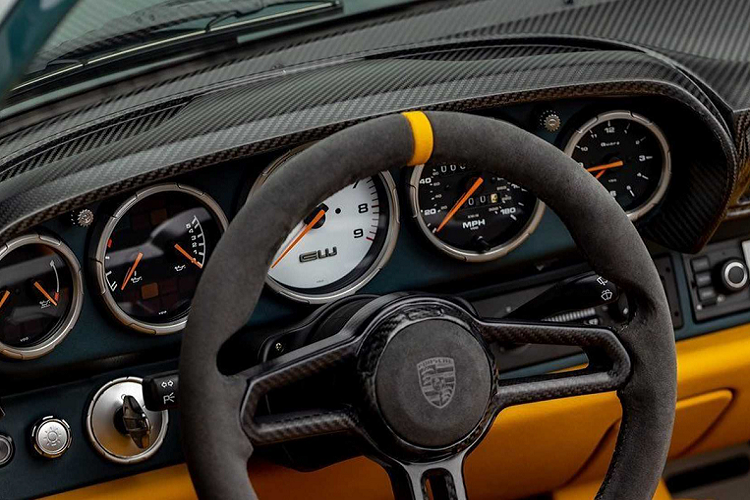 Xe được lắp đặt vô lăng thể thao mới được bọc Alcantara với thiết kế ba chấu đơn giản với trung tâm vô lăng và các nút bấm cũng được ốp carbon đầy tinh tế, phần bụng cửa của xe cũng được thay thế bằng chi tiết ốp cửa được làm bằng carbon.