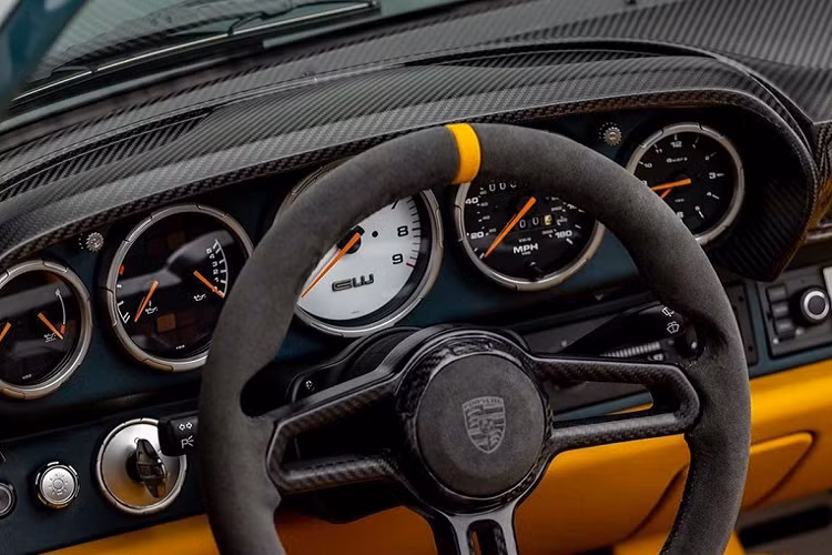 Xe được lắp đặt vô lăng thể thao mới được bọc Alcantara với thiết kế ba chấu đơn giản với trung tâm vô lăng và các nút bấm cũng được ốp carbon đầy tinh tế, phần bụng cửa của xe cũng được thay thế bằng chi tiết ốp cửa được làm bằng carbon.