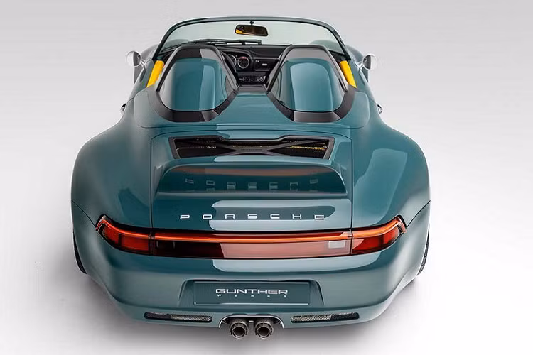 Kính chắn gió phía trước của xe được thiết kế thấp với các viền kính được bo tròn, khung kính được làm bằng sợi carbon và được ốp bằng nhôm gia cố tạo nên một vẻ đẹp hoài cổ cho phiên bản độ.