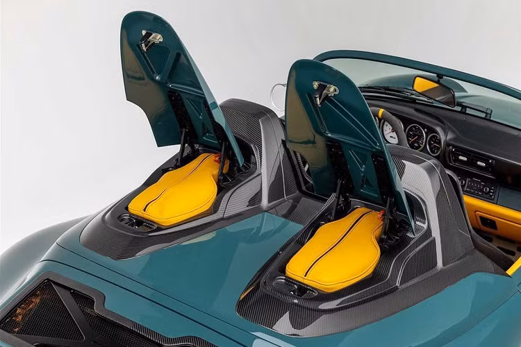 Gunther Werks cũng bổ sung thêm gương chiếu hậu bằng nhôm hình viên đạn và bộ chia trước bằng sợi carbon. Người mua cũng có thể lựa chọn tùy chọn nâng cấp lên bộ mâm 5 chấu có thiết kế giống với bộ mâm Fuchs cổ điển được làm bằng sợi carbon với khóa tâm bánh xe bằng magie. Các đầu ống xả được thương hiệu chế tác bằng cách in 3D với vật liệu Inconel.