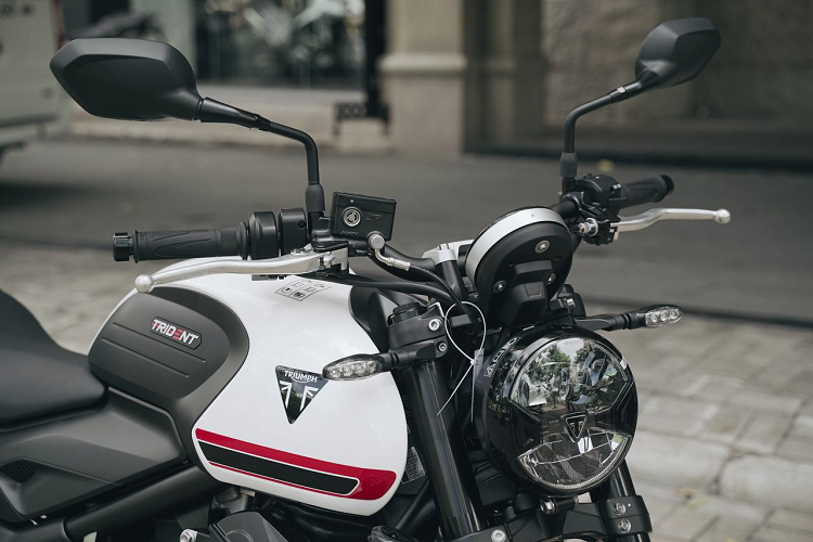 Trident 660 cung cấp 2 chế độ lái Road và Rain, kiểm soát độ bám đường có thể chuyển đổi được thực hiện thông qua tùy chọn trên menu. Người lái được cung cấp thông tin cần thiết thông qua màn hình TFT-LCD hiển thị chữ số màu trắng trên nền đen.