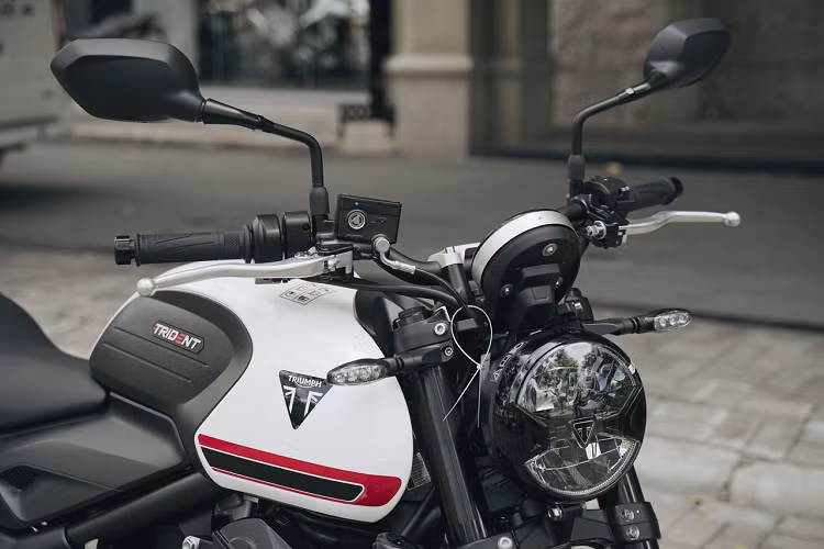 Trident 660 cung cấp 2 chế độ lái Road và Rain, kiểm soát độ bám đường có thể chuyển đổi được thực hiện thông qua tùy chọn trên menu. Người lái được cung cấp thông tin cần thiết thông qua màn hình TFT-LCD hiển thị chữ số màu trắng trên nền đen.