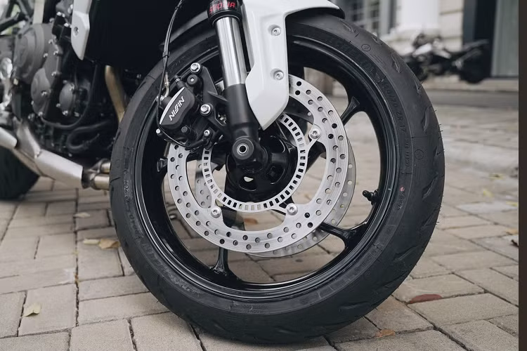 Sản phẩm hoàn toàn mới này của Triumph còn có đèn pha LED đơn hình tròn, đèn hậu và xi nhan cũng sử dụng công nghệ LED.