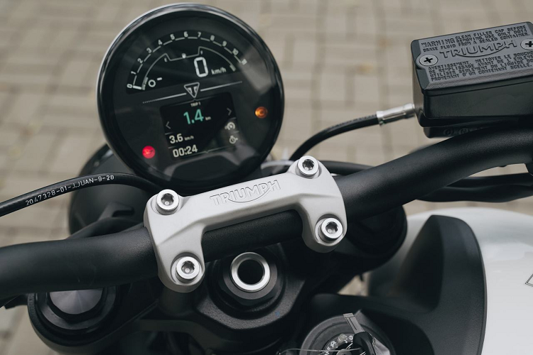 Xe có 4 tùy chọn màu sơn gồm: Crystal White và Sapphire Black, 2 màu cao cấp Silver/Diablo Red và Stealthy Matte Jet Black/Matte Silver Ice. Giá xe Triumph Trident 660 2021 chính hãng tại Việt Nam niêm yết từ 265 triệu đồng.