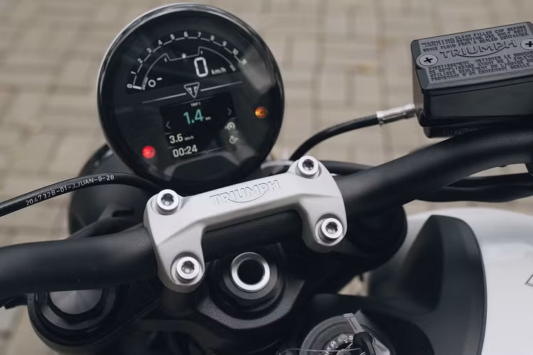 Xe có 4 tùy chọn màu sơn gồm: Crystal White và Sapphire Black, 2 màu cao cấp Silver/Diablo Red và Stealthy Matte Jet Black/Matte Silver Ice. Giá xe Triumph Trident 660 2021 chính hãng tại Việt Nam niêm yết từ 265 triệu đồng.