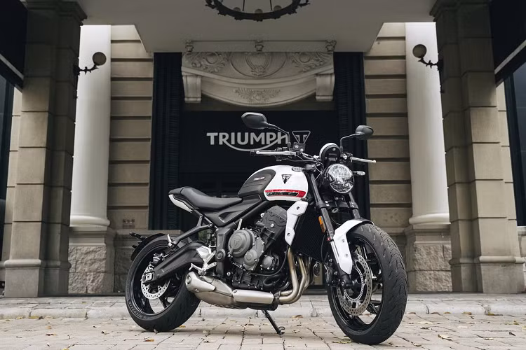 Phân khúc naked-bike hạng trung tại Việt Nam vừa đón nhận tân binh Triumph Trident 660 2021 mới. Mẫu môtô Anh quốc có giá bán đề xuất khá "mềm", được cho là thấp nhất trong các dòng xe Triumph hiện nay. Đây là đối thủ cạnh tranh của Honda CB650R (246 triệu đồng) cùng Kawasaki Z650 (187-190 triệu đồng).