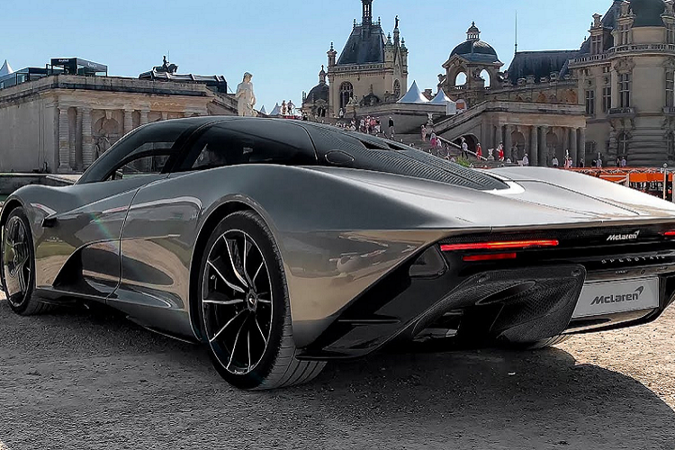 Tuy nhiên, sự tương đồng giữa F1 và Speedtail cũng dừng ở đây khi siêu xe mới của McLaren sử dụng hệ thống động cơ hybrid có công suất tối đa 1.035 mã lực và mô-men xoắn cực đại 1.149 Nm. Cụ thể, hệ thống hybrid này trên siêu xe McLaren Speedtail bao gồm động cơ xăng V8, tăng áp kép, dung tích 4.0 lít, tạo ra công suất tối đa 746 mã lực và mô-men xoắn cực đại 799 Nm. Hai con số tương ứng của mô-tơ điện là 308 mã lực và 347 Nm.