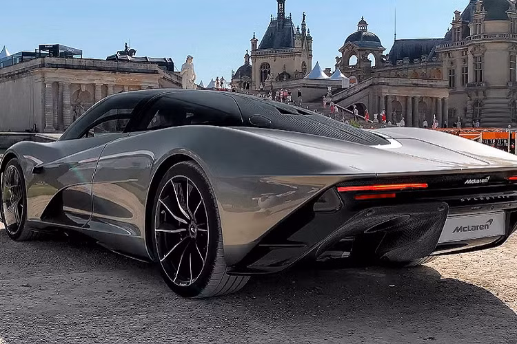 Tuy nhiên, sự tương đồng giữa F1 và Speedtail cũng dừng ở đây khi siêu xe mới của McLaren sử dụng hệ thống động cơ hybrid có công suất tối đa 1.035 mã lực và mô-men xoắn cực đại 1.149 Nm. Cụ thể, hệ thống hybrid này trên siêu xe McLaren Speedtail bao gồm động cơ xăng V8, tăng áp kép, dung tích 4.0 lít, tạo ra công suất tối đa 746 mã lực và mô-men xoắn cực đại 799 Nm. Hai con số tương ứng của mô-tơ điện là 308 mã lực và 347 Nm.