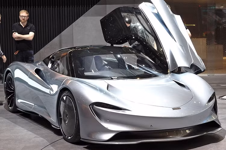  Siêu xe McLaren Speedtail 3 chỗ ngồi nối tiếp mẫu xe huyền thoại McLaren F1 và chỉ được sản xuất giới hạn 106 chiếc trên toàn thế giới. Với số lượng giới hạn cực ít đã khiến nó trở thành 1 trong những mẫu xe hypercar đáng thèm khát sở hữu trong thế kỷ 21 này. Khá bất ngờ là đã có ít nhất 2 chiếc siêu xe triệu đô McLaren Speedtail được vận chuyển về Đông Nam Á, chiếc đầu tiên về Asean được bắt gặp ở Singapore và chiếc McLaren Speedtail thứ 2 mới đây được vận chuyển về Thái Lan.