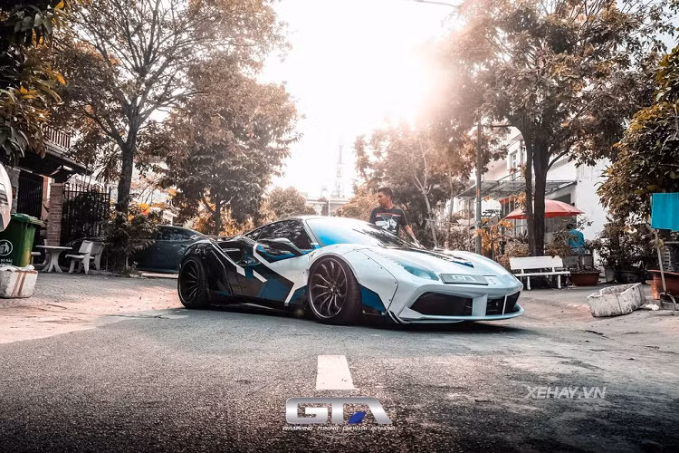 Ở phía bên ngoài, chiếc Ferrari 488 GTB độ Liberty Walk mới được chủ nhân thay đổi "bộ cánh" từ màu vàng/đen sang tông màu xám/xanh/đen xen lẫn. Nhìn bằng mắt thường có thể thấy, cách pha trộn màu sắc và thiết kế ngoại thất của xe được thực hiện rất công phu. Toàn bộ quá trình này được thực hiện bằng phương pháp dán đề-can cao cấp.
