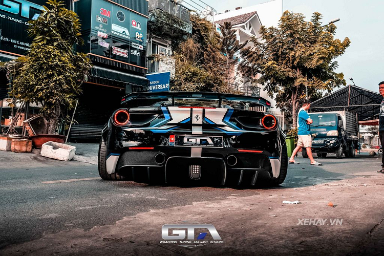 Theo tìm hiểu, siêu phẩm Ferrari 488 GTB độ Liberty Walk trong bài viết hiện nay đang thuộc sở hữu của một doanh nhân hoạt động trong lĩnh vực làm đẹp ở TP.Hồ Chí Minh. Điểm đặc biệt của xe nằm ở gói độ Liberty Walk đình đám của Nhật Bản cộng thêm hàng loạt trang bị hàng hiệu được chủ cũ lắp thêm.