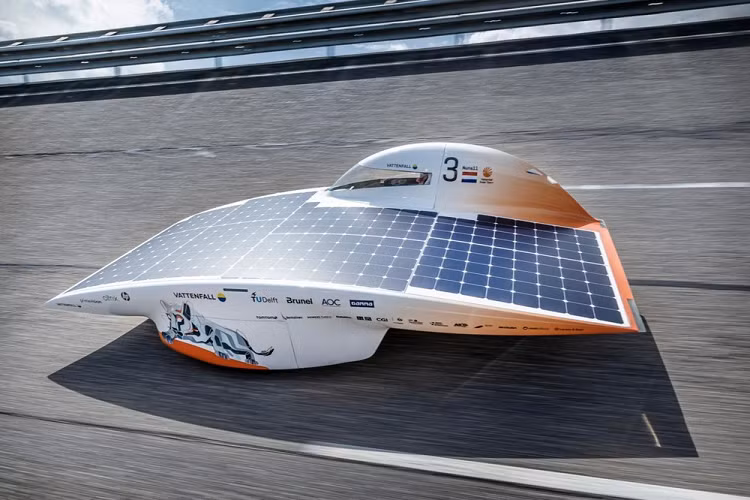 Hình thức này không chỉ làm cho nó trông bất đối xứng, mà còn tối ưu hóa tính khí động học của chiếc xe chạy bằng năng lượng mặt trời, giúp xe ít có lực cản hơn. 