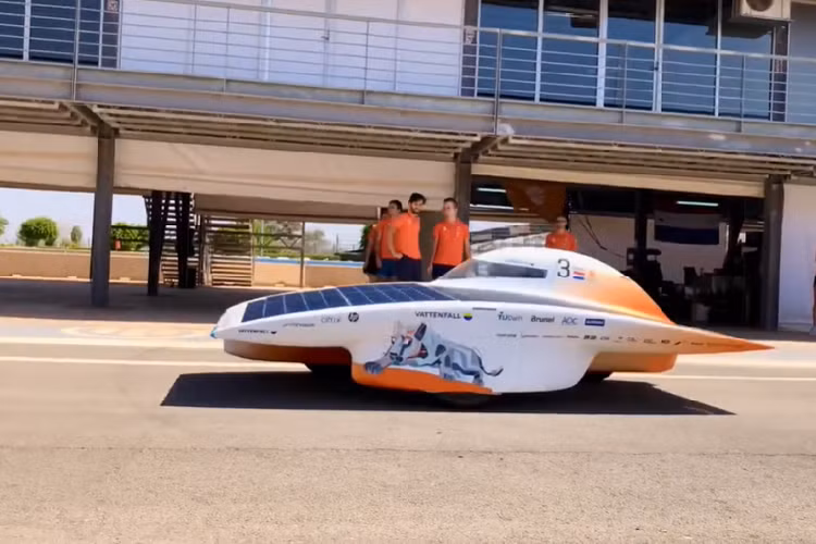 Với Nuna11, chúng tôi có thể tăng tốc nhanh hơn, leo dốc tốt hơn, và giữ vị trí của mình khi tham gia giao thông trong thành phố. Điều đó thật lý tưởng cho một cuộc đua như Sahara Ma rốc,” Jasper Insinger, thành viên nhóm cho biết.