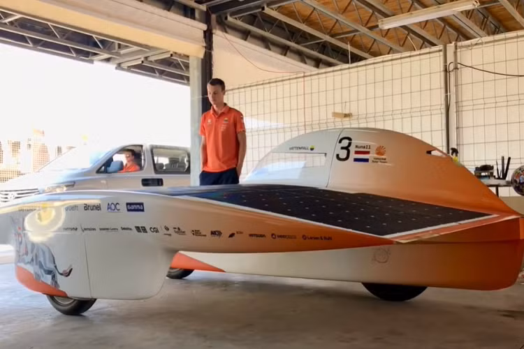 Nhưng việc tích hợp thiết kế này cũng khiến nhóm chế tạo đối diện một thách thức lớn về hệ thống lái. Bởi vì các bánh xe trên Nuna11 không nằm trên cùng một trục như các phương tiện thông thường, chúng phải làm việc nhịp nhàng cùng nhau để xử lý các góc cua một cách an toàn. Những sinh viên tài năng của Vattenfall đã mất nhiều công sức để biến điều đó thành hiện thực.