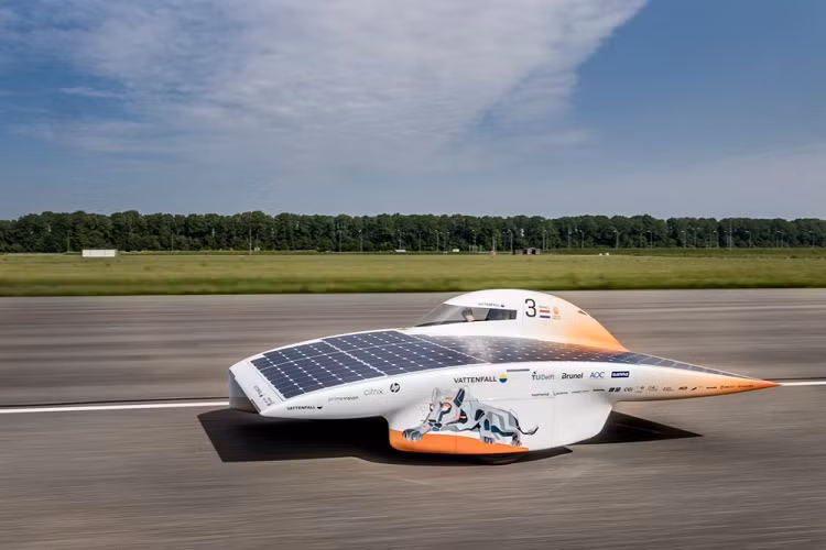 Được mô tả là "Picasso của ôtô năng lượng mặt trời", cỗ máy mới của nhóm sinh viên có thiết kế đặc biệt khiến nó trở nên khác biệt: nó có hai bánh xe bên phải và một bánh bên trái.