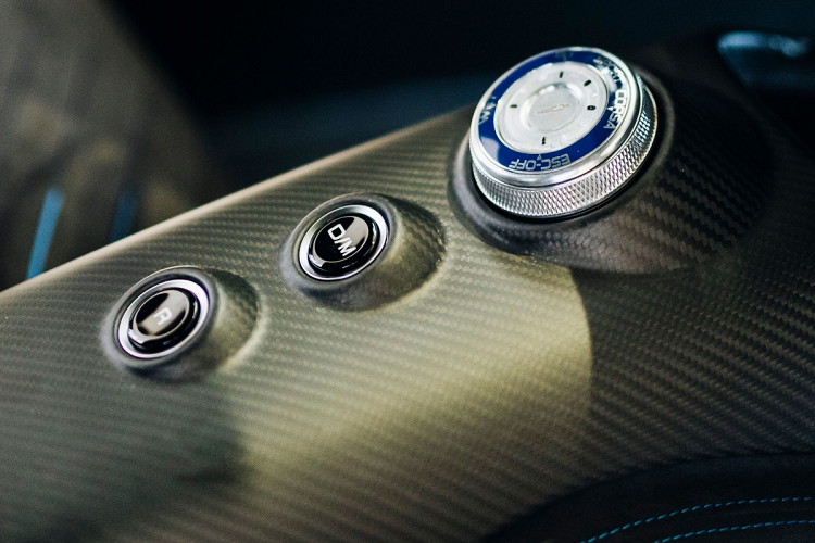 Siêu xe Maserati MC20 đã xuất hiện tại Việt Nam được trang bị khối động cơ xăng V6, tăng áp kép, dung tích 3.0 lít, trái tim này sẽ giúp siêu xe thương mại đầu tiên của hãng Maserati bơm ra công suất tối đa 621 mã lực tại tua máy 7.500 vòng/phút và mô-men xoắn cực đại 730 Nm tại tua máy 3.000 vòng/phút.