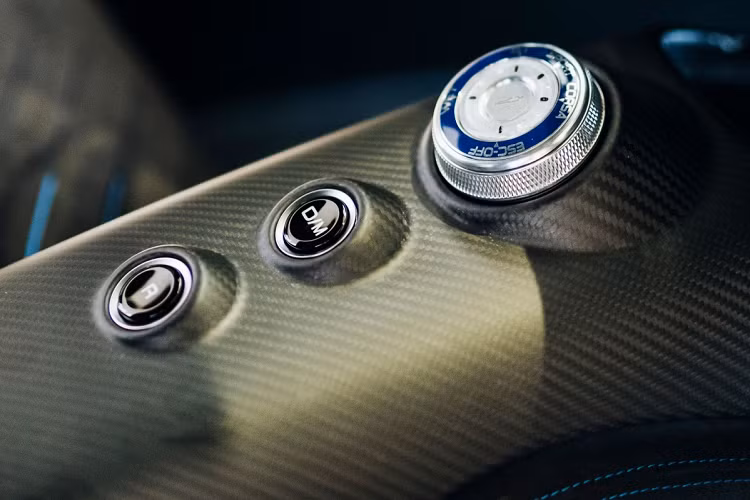 Siêu xe Maserati MC20 đã xuất hiện tại Việt Nam được trang bị khối động cơ xăng V6, tăng áp kép, dung tích 3.0 lít, trái tim này sẽ giúp siêu xe thương mại đầu tiên của hãng Maserati bơm ra công suất tối đa 621 mã lực tại tua máy 7.500 vòng/phút và mô-men xoắn cực đại 730 Nm tại tua máy 3.000 vòng/phút.