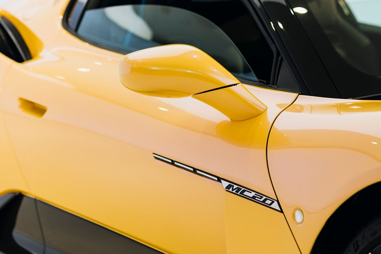 Ở ngoại hình, siêu xe Maserati MC20 mới về nước có điểm nhấn ấn tượng với phần đầu xe gợi nhớ đến huyền thoại Maserati MC12, ngoài ra, siêu xe thương mại đầu tiên của Maserati có cửa cánh bướm rất đẹp mắt và cá tính. Phía sau xe có đèn hậu LED kéo dài và cặp ống xả đơn quen thuộc của các mẫu xe thể thao tốc độ như GranTurismo MC Stradale.