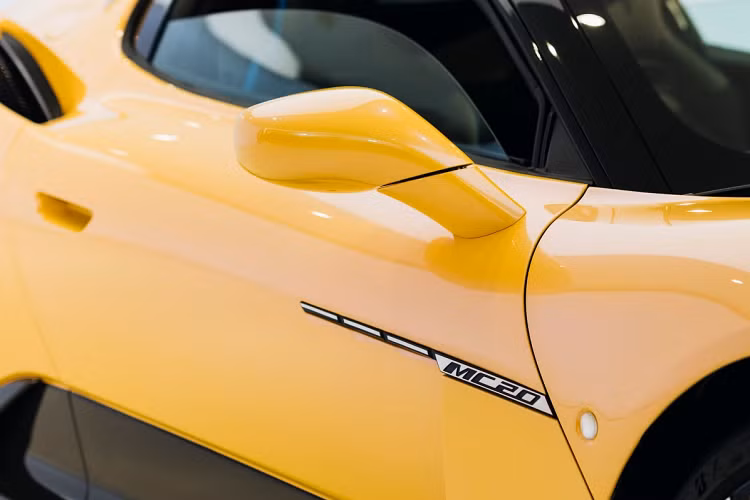 Ở ngoại hình, siêu xe Maserati MC20 mới về nước có điểm nhấn ấn tượng với phần đầu xe gợi nhớ đến huyền thoại Maserati MC12, ngoài ra, siêu xe thương mại đầu tiên của Maserati có cửa cánh bướm rất đẹp mắt và cá tính. Phía sau xe có đèn hậu LED kéo dài và cặp ống xả đơn quen thuộc của các mẫu xe thể thao tốc độ như GranTurismo MC Stradale.