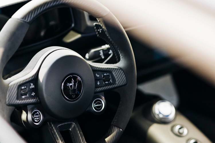 Động cơ của siêu xe Maserati MC20 sẽ đồng hành cùng hộp số tự động ly hợp kép 8 cấp cùng hệ dẫn động cầu sau, nhờ đó, Maserati MC20 có thể tăng tốc từ vị trí xuất phát lên 100 km/h trong thời gian dưới 2,9 giây, trước khi đạt vận tốc tối đa 325 km/h.