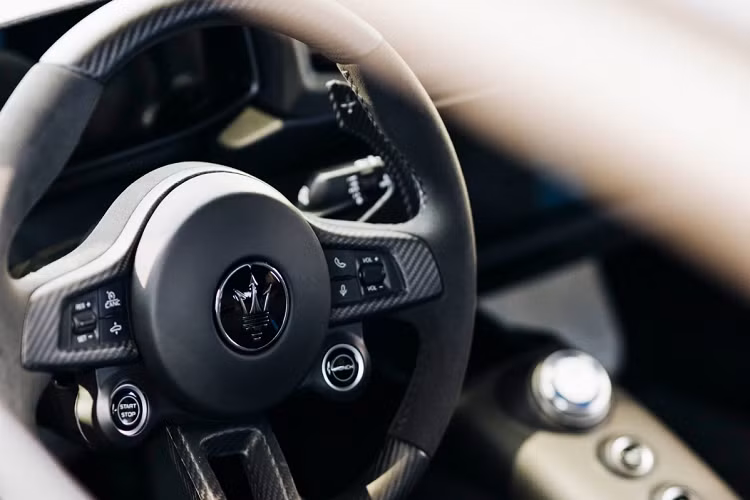 Động cơ của siêu xe Maserati MC20 sẽ đồng hành cùng hộp số tự động ly hợp kép 8 cấp cùng hệ dẫn động cầu sau, nhờ đó, Maserati MC20 có thể tăng tốc từ vị trí xuất phát lên 100 km/h trong thời gian dưới 2,9 giây, trước khi đạt vận tốc tối đa 325 km/h.