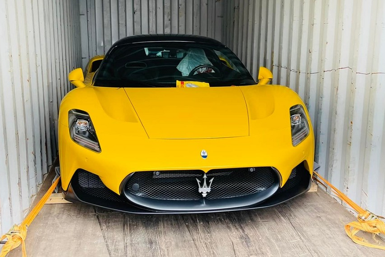 Vào chiều hôm nay, ngày 26/11/2021, một người chuyên mua bán siêu xe ở huyện Bình Chánh, TP HCM đã chia sẻ hình ảnh video khui công siêu xe Maserati MC20 về Việt Nam và nhận được không ít sự quan tâm của giới mê xe. Thông tin ban đầu chúng tôi có được, đây là chiếc siêu xe thương mại đầu tiên của hãng xe Maserati nên rất được các tay chơi cũng như nhà sưu tầm trên thế giới quan tâm tìm mua để trải nghiệm.