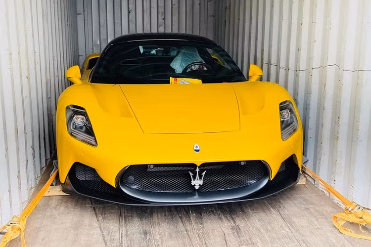 Vào chiều hôm nay, ngày 26/11/2021, một người chuyên mua bán siêu xe ở huyện Bình Chánh, TP HCM đã chia sẻ hình ảnh video khui công siêu xe Maserati MC20 về Việt Nam và nhận được không ít sự quan tâm của giới mê xe. Thông tin ban đầu chúng tôi có được, đây là chiếc siêu xe thương mại đầu tiên của hãng xe Maserati nên rất được các tay chơi cũng như nhà sưu tầm trên thế giới quan tâm tìm mua để trải nghiệm.