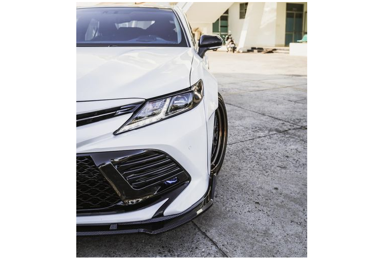 Chưa dừng lại ở đó, tay chơi tới từ Tây Ninh còn thay thế hệ thống treo của xe sang thương hiệu TEIN giúp xe có thể hạ thấp gầm hơn so với ban đầu.