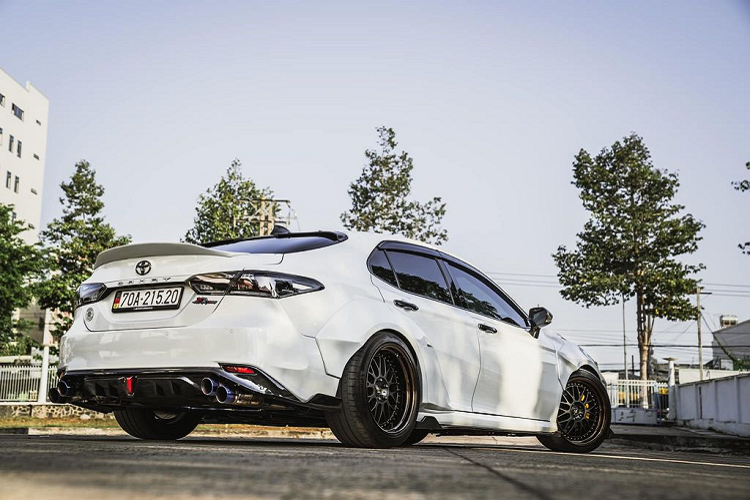 Đồng thời, ECU được remap lại và thay thế bugi, mô-bin và lọc gió để cho ra hiệu suất tốt hơn. Mức giá độ xe Toyota Camry trong bài viết này không dưới 100 triệu đồng