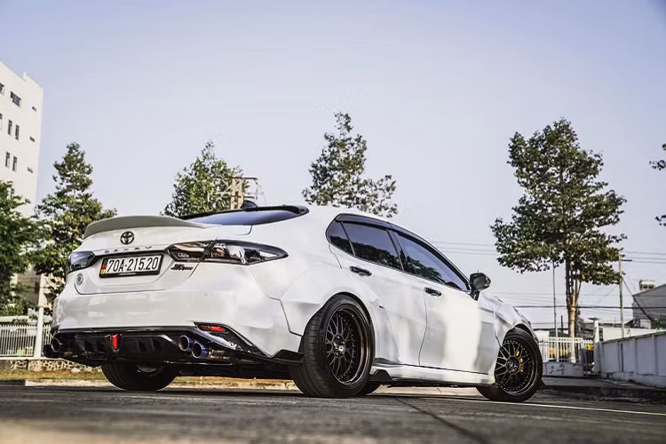 Đồng thời, ECU được remap lại và thay thế bugi, mô-bin và lọc gió để cho ra hiệu suất tốt hơn. Mức giá độ xe Toyota Camry trong bài viết này không dưới 100 triệu đồng