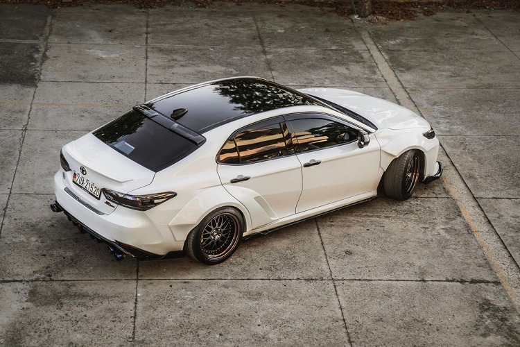 Trong đó, riêng công đoạn lắp ráp bộ widebody mới lên xe mất khoảng 20 ngày với nhiều thao tác từ cắt bỏ vòm bánh xe nguyên bản, lắp lưới tản nhiệt mới, mâm xe được thay thế sang dạng đa chấu tối màu của Nhật Bản, cùm phanh màu vàng của Brembo hay cụm đèn hậu phía sau tinh chỉnh, hệ thống ống xả kép bằng titan mới.