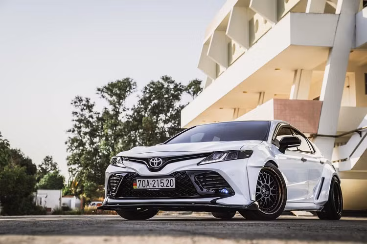 Tại Việt Nam, độ xe Toyota Camry là một điều khá hiếm gặp và đa số những chiếc xe này đều chỉ được độ khá nhẹ nhàng để phù hợp với kiểu dáng lịch sự của xe. Nhưng chiếc Camry trong bài đã hoàn toàn "lột xác" nhờ bộ widebody đầy cá tính. Đây được xem là chiếc Toyota Camry độc nhất tại Việt Nam ở thời điểm hiện tại.