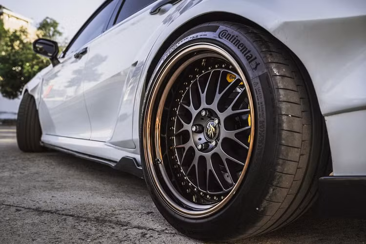 Không can thiệp vào động cơ I4 2.0L nguyên bản với 165 mã lực/199 Nm mô-men xoắn, chủ nhân chỉ lắp thêm cảm biến chân ga cho xe để tăng cường độ nhạy.