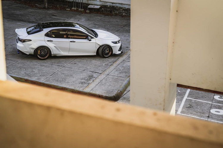 Đáng chú ý là cả 4 hộc bánh xe cũ đều đã bị cắt bỏ để lắp vòm bánh xe mới rộng hơn. Điều này mang tới cho chiếc xe vẻ ngoài hầm hố và lạ mắt nhưng cũng sẽ là một nhược điểm nếu sau này chủ nhân muốn quay trở về kiểu dáng xe nguyên bản.