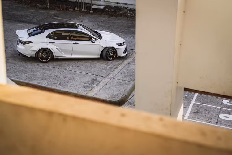 Đáng chú ý là cả 4 hộc bánh xe cũ đều đã bị cắt bỏ để lắp vòm bánh xe mới rộng hơn. Điều này mang tới cho chiếc xe vẻ ngoài hầm hố và lạ mắt nhưng cũng sẽ là một nhược điểm nếu sau này chủ nhân muốn quay trở về kiểu dáng xe nguyên bản.