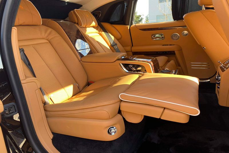 Rolls-Royce Ghost 2021 sở hữu những đường nét khá tương đồng với đàn anh Phantom VIII với ngôn ngữ thiết kế mang tên "Post Opulence".