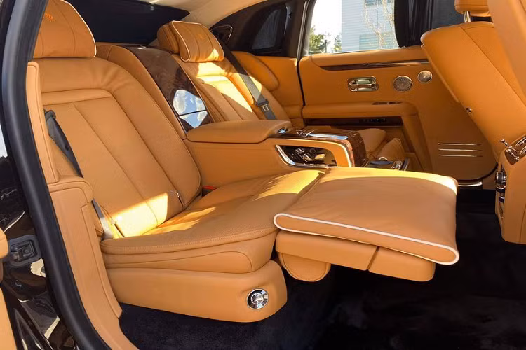 Rolls-Royce Ghost 2021 sở hữu những đường nét khá tương đồng với đàn anh Phantom VIII với ngôn ngữ thiết kế mang tên "Post Opulence".
