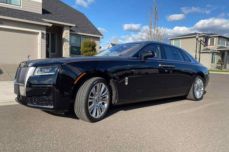 Thế hệ mới của Rolls-Royce Ghost 2021 mới trình làng quốc tế từ 10 tháng trước và chính thức "đặt lốp" tới khu vực Đông Nam Á từ cuối tháng 10/2020, nhưng tới nay chiếc xe siêu sang này mới về tới Việt Nam và thông qua nhập khẩu tư nhân chứ không phải chính hãng như các nước bạn.